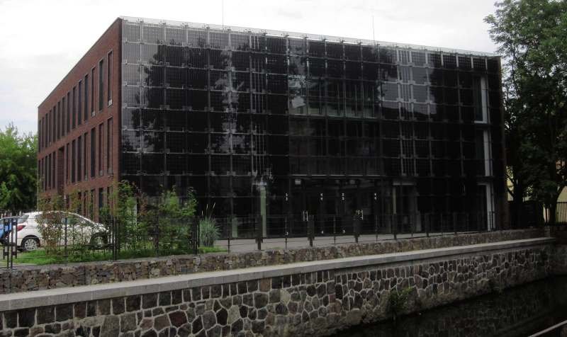 FOT. 6. Fasada szklana z ogniwami fotowoltaicznymi