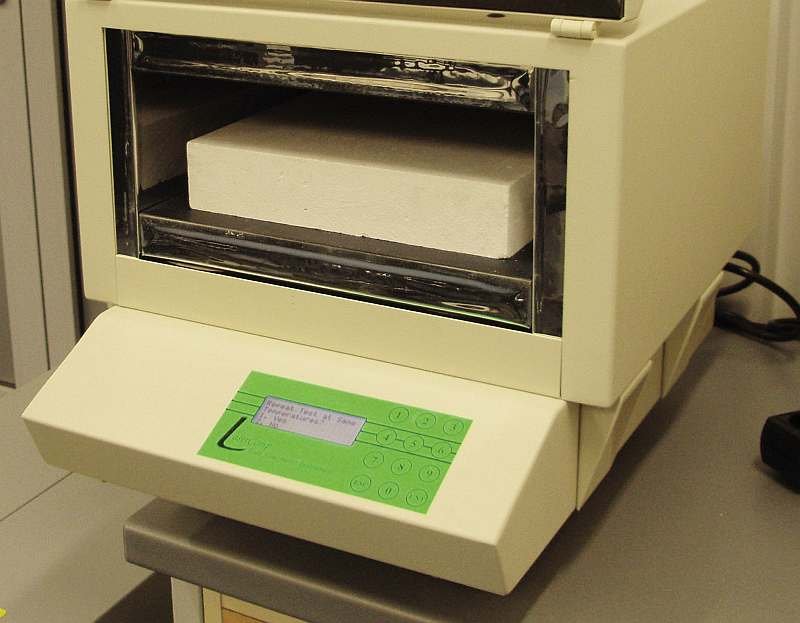 FOT. 1. Próbka umieszczona w komorze pomiarowej instrumentu Laser Comp FOX 314