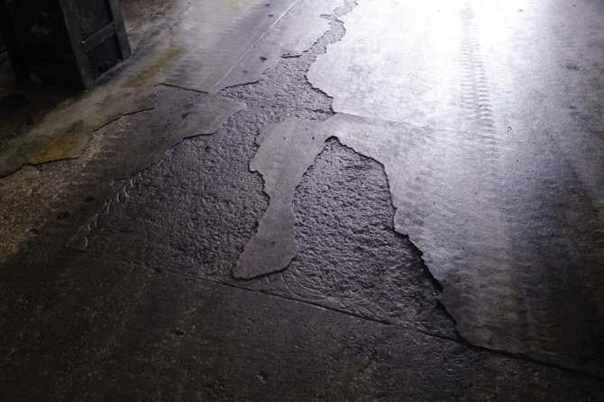 FOT. 1. Uszkodzenia posadzki betonowej w hali konfekcjonowania olejów i produktów ropopochodnych, w której poruszały się ciężkie wózki widłowe