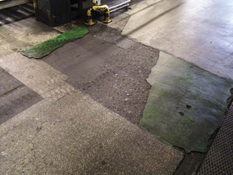 FOT. 2. Uszkodzenia posadzki betonowej w hali konfekcjonowania olejów i produktów ropopochodnych, w której poruszały się ciężkie wózki widłowe