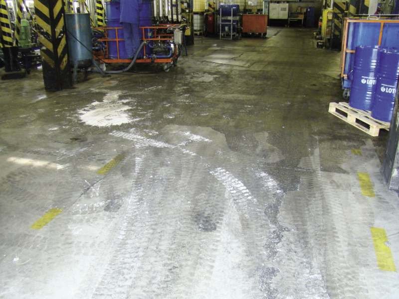 FOT. 3. Uszkodzenia posadzki betonowej w hali konfekcjonowania olejów i produktów ropopochodnych, w której poruszały się ciężkie wózki widłowe