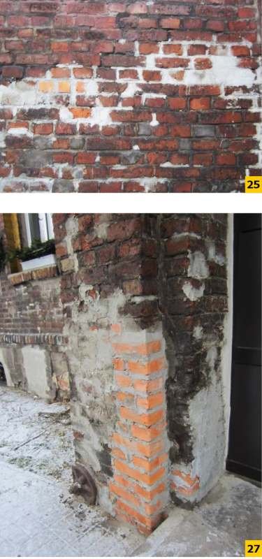 FOT. 25 i 27. Przykłady nieodpowiednich przemurowań w budynkach mieszkalnych (brak odpowiednich przewiązań, niedostosowanie elementów murowych i zaprawy do muru istniejącego, wypełnianie otworów po uszkodzonych elementach murowych zaprawą cementową); fot.