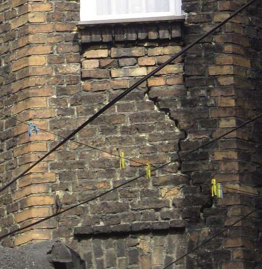 FOT. 10. Powiększenie uszkodzeń muru nad oknem między 2. i 3. piętrem; fot. archiwum autora (Ł. Drobiec)