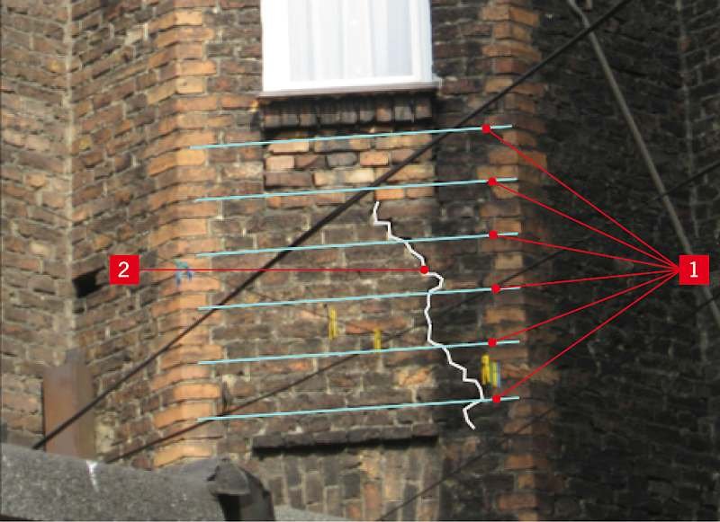 FOT. 11. Projektowany sposób wzmocnienia nadproża i muru nad oknem między 2. i 3. piętrem:
1 – usunięcie zaprawy z co trzeciej spoiny wspornej na głębokość 4 cm. Założenie na zaprawie cementowo-wapiennej 1:1:16 płaskowników
o przekroju 25×6 mm. Otulina.