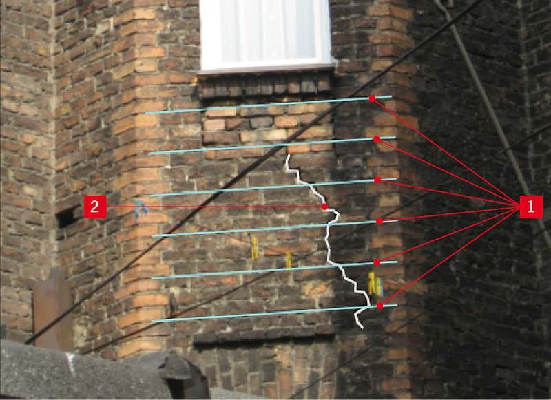 FOT. 11. Projektowany sposób wzmocnienia nadproża i muru nad oknem między 2. i 3. piętrem:
1 – usunięcie zaprawy z co trzeciej spoiny wspornej na głębokość 4 cm. Założenie na zaprawie cementowo-wapiennej 1:1:16 płaskowników
o przekroju 25×6 mm. Otulina.