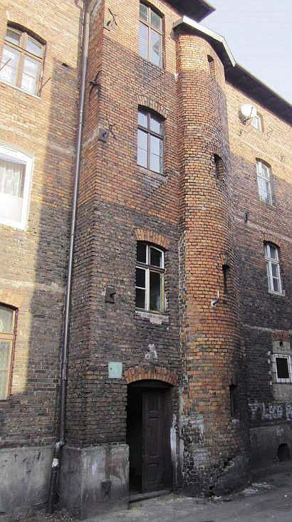 FOT. 15. Widoki i szczegóły odspojenia przybudówki od strony południowo‑zachodniej; fot. archiwum autora (Ł. Drobiec)