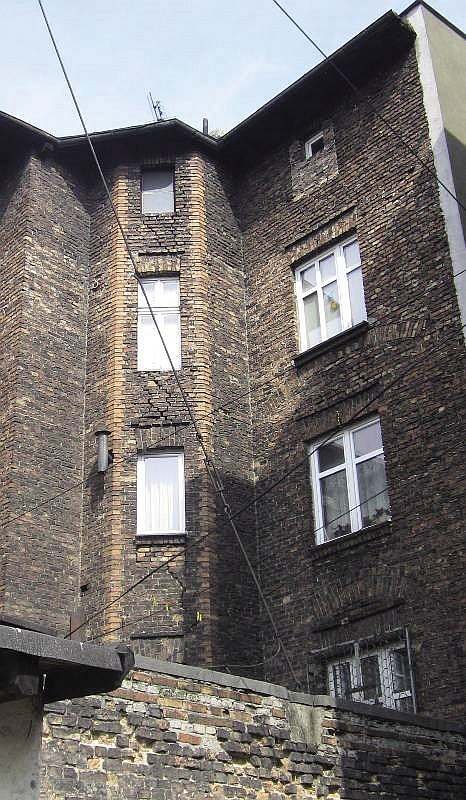 FOT. 7. Widok i szczegóły uszkodzonych nadproży i murów między oknami; fot. archiwum autora (Ł. Drobiec)