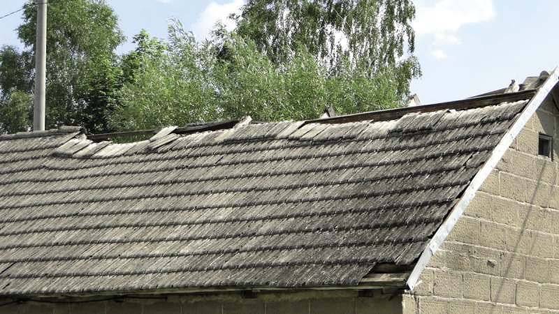 FOT. 5. Ten przypadek tłumaczy czemu w systemach proponowanych przez producentów dachówek tak starannie mocuje się gąsiory. W tym starym dachu gąsiory były przybite gwoździami, które po pewnym czasie nie są dobrym mocowaniem.