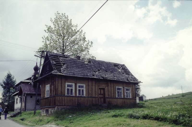 FOT. 8. Wszystkie stare domy pokryte dachówkami lepiej zniosły huragan niż budynki pokryte blachą (FOT. 7). Producenci pokryć blaszanych powinni wyciągnąć z tego odpowiednie wnioski. Tymczasem na polskich dachach ważne kontrłaty mają zbyt małe przekroje .