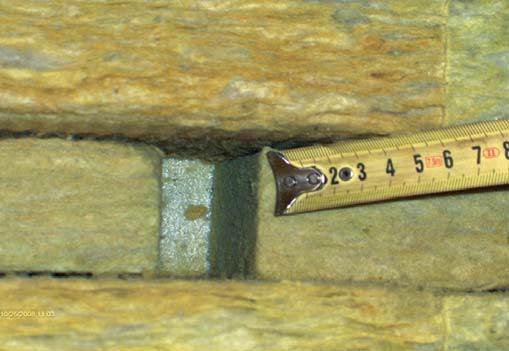 FOT. 2. Rdzeń płyty warstwowej z wełny mineralnej z kawerną