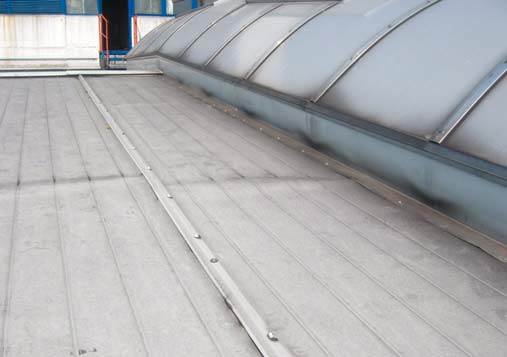 FOT. 4. Pofalowana powierzchnia dachu z płyt warstwowych spowodowana czynnikami termicznymi oraz sczerniałe plamy od stosowania grafitu wewnątrz hali
