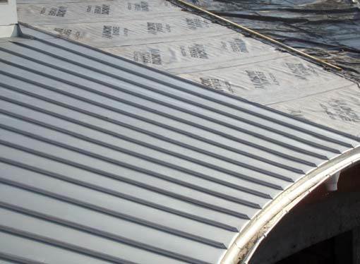 Fot. 3. Blacha aluminiowa łączona na podwójne rąbki stojące, pokrywająca dach w kształcie otwartego koła. Poszczególne szary są klinami o wymiarach wyliczonych przez wykonawcę tak, aby łuk był równomiernie pokryty blachą