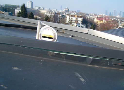 Fot. 6. Dach wadliwie pokryty płaską blachą stalową powlekaną. Rąbki nie są zaciśnięte, tylko zagięte. Mocowanie jest mieszane – częściowo żabkami, a częściowo farmerami. Wskutek ruchów termicznych blachy wypięły się w wielu miejscach