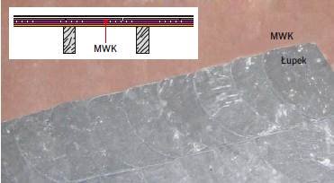RYS. 8. MWK można stosować jako uszczelnienie poszycia, na którym mocowane są bezpośrednio pokrycia z płytek z: łupka, włókno-cementu, blachy itp. Pod takim poszyciem musi być przestrzeń (jak na rysunku) lub szczelina wentylacyjna (RYS. 6, 7, 9, 10)