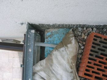Fot. 8. Instalatorzy, przeprowadzając kable, nie oszczędzali żadnego materiału. Przy okazji można zobaczyć, że płyty termoizolacyjne nie dochodzą do końca stropu – może to być przyczyną powstania mostków cieplnych i przemarzania dachu na tej krawędzi. 