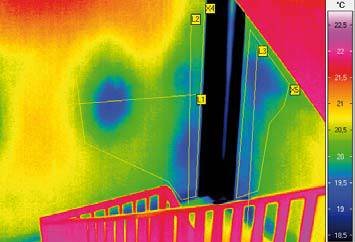 FOT. 1–2. Widok termiczny ścian wentylowanej od wewnątrz. Ciemniejsze pola wskazują miejsca występowania mostków punktowych od łączników
mechanicznych