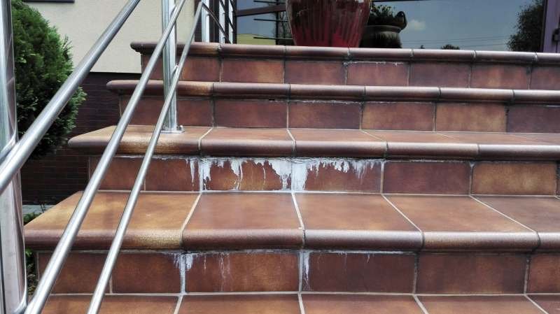 FOT. 3. Przykład uszkodzenia okładziny ceramicznej: biały nalot na okładzinie ceramicznej schodów zewnętrznych