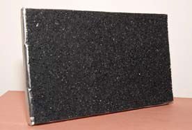 FOT. 5. Próżniowy panel izolacyjny pokryty z obu stron warstwą izolacji akustycznej