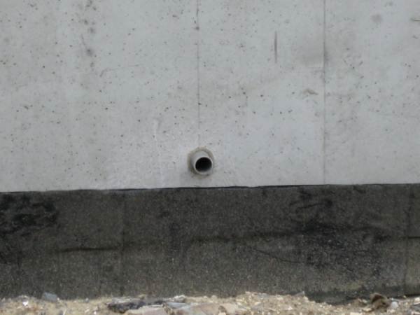 Fot. 9. Gruntowanie ściany betonowej po stronie zasypki pod izolację z papy termozgrzewalnej