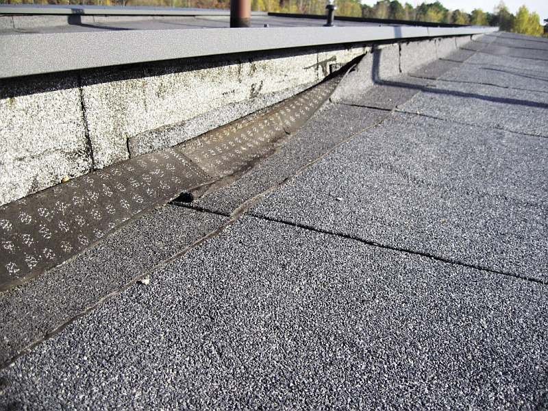 FOT. 6. Odspojone pokrycie dachowe od pionowej powierzchni muru wyprowadzonego nad połać dachową.