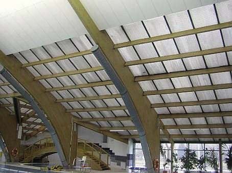 FOT. 3. Fragment dachu wykonany z płyt poliwęglanowych łączonych profilami aluminiowymi; fot.: [8]