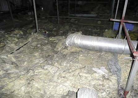 FOT. 6. Uszkodzona wełna mineralna na suficie podwieszonym w przestrzeni stropodachu; fot.: [9]