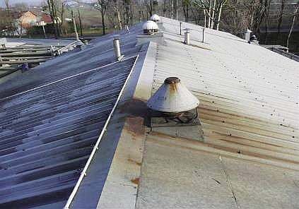 FOT. 7. Korozja blach trapezowych pokrycia dachu; fot.: [9]
