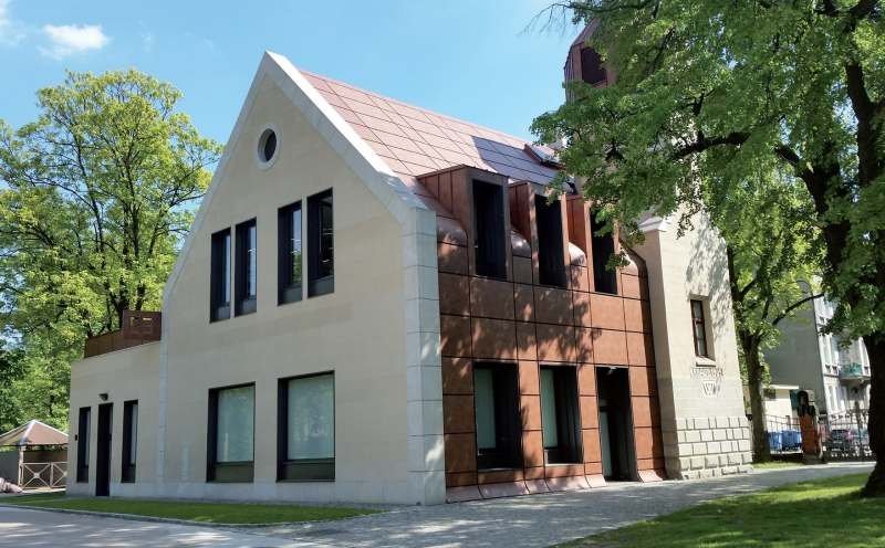 FOT. 3–6. Przykłady realizacji elewacji wentylowanej z okładzin wykonanych z paneli z blachy; fot. archiwa autorów (K. Schabowicz, T. Gorzelańczyk, M. Szymków)