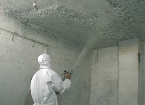 Fot. 2. Ocieplanie stropu piwnicy zaprawą termoizolacyjną na bazie wełny mineralnej i cementu