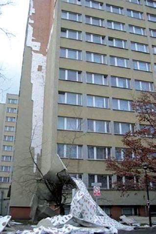 FOT. 1–2. Odpadanie systemu z powodu błędów przy przyklejaniu styropianu