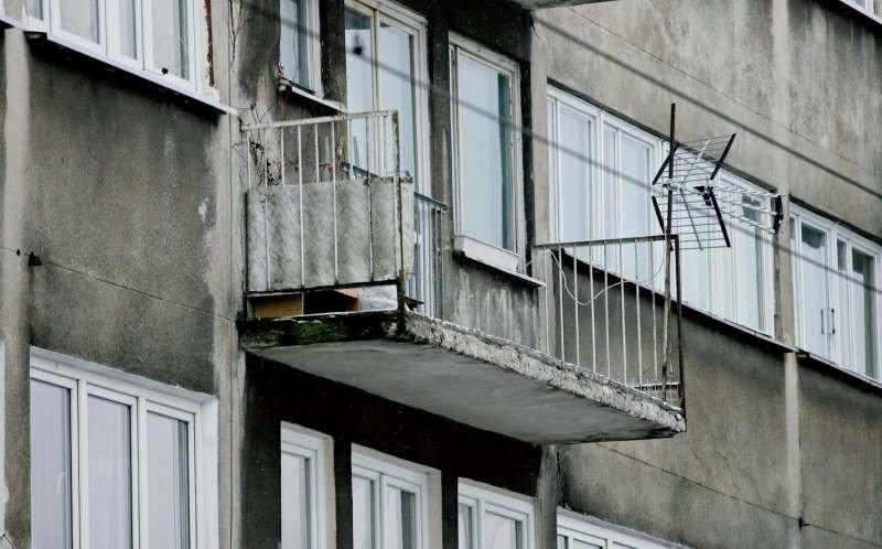 Fot. 6. Typowe uszkodzenia zewnętrznych elementów ściennych i balkonowych budynków; fot. archiwum autorów (J. Szulc, M. Wójtowicz)