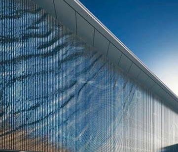 FOT. 8. Technorama – elewacja kinetyczna, 
falująca, poruszana przez wiatr, parking wielopoziomowy zlokalizowany przy terminalu krajowego lotniska w Brisbane, projekt: Hussel Architecture, współpraca przy projekcie elewacji Ned Khan