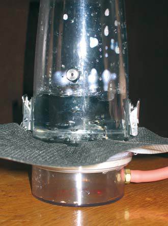Fot. 3. Pompka przedstawiająca działanie membran. Powietrze tłoczone jest ręcznie (za pomocą gumowej gruszki) do naczynia znajdującego się pod membraną, nad którą jest woda, a po przejściu przez membranę tworzy pojedyncze pęcherze.