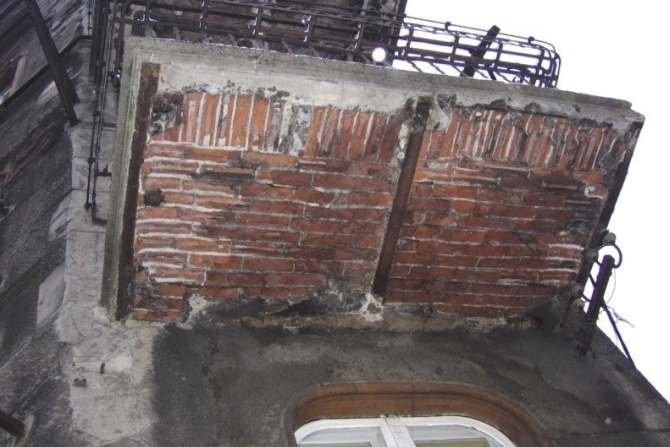 FOT. 11. Zły stan techniczny balkonu (styczeń 2006 r.) – widoczne rozmrożenia cegieł dziurawek do poziomu pierwszego rzędu otworów, zły stan belek stalowych