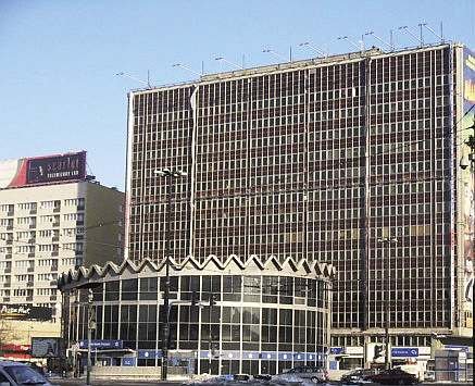 Budynek z lekką obudową z początku okresu realizacji tego typu rozwiązań - budynek Ministerstwa Handlu Zagranicznego Uniwersal w Warszawie