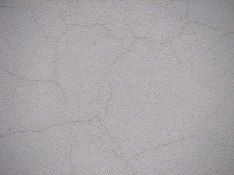 FOT. 4. Rysy skurczowe na powierzchni tynku; fot. archiwum autora