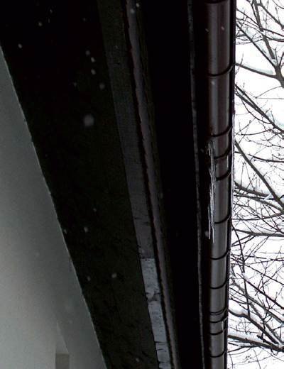 Fot. 1–2. Dachy dwóch budynków znajdujących się obok siebie sfotografowane w tym samym czasie. Pierwszy dach jest wentylowany i jest na nim tylko kilka małych sopli (spowodowanych odpływem ciepłych skroplin z odpowietrzenia kanalizacji), na drugim natomi.