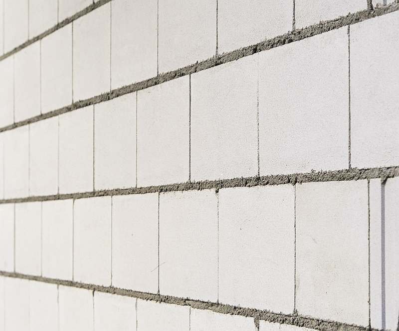 FOT. 1. Ściana wewnętrzna międzymieszkaniowa z wypełnionymi spoinami
poziomymi; fot. materiały Stowarzyszenia „Białe murowanie”