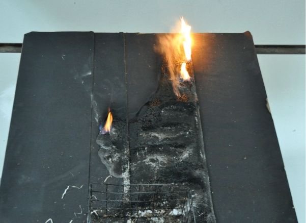 Przykładowa próbka dachu z warstwami palnymi podczas
badania rozprzestrzeniania ognia - faza rozpalania ognia