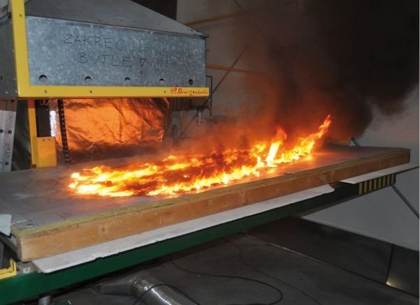 Przykładowa próbka dachu z warstwami palnymi podczas
badania rozprzestrzeniania ognia - faza rozgorzenia ognia (widok z boku)