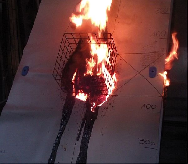 Przykładowa próbka dachu z warstwami palnymi podczas
badania rozprzestrzeniania ognia - faza rozgorzenia ognia (widok z góry)