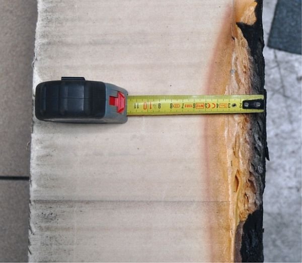 Przykładowa próbka dachu z warstwami palnymi podczas
badania rozprzestrzeniania ognia - mierzenie warstwy zgorzeliny