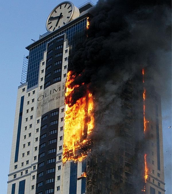 Rozprzestrzenianie się ognia po elewacji budynku
wysokościowego (wysokość 145 m), 2013 r., Grozny (11)