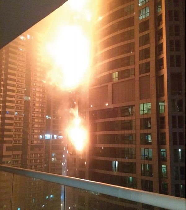 Rozprzestrzenianie się ognia po elewacji budynku
wysokościowego ( 336 m), 2014 r., Dubaj, (12)