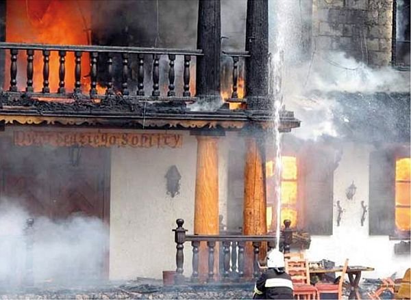 Rozprzestrzenianie się ognia po elewacji ETICS: pożar dworku w Soplicowie w 2010 r. (13)