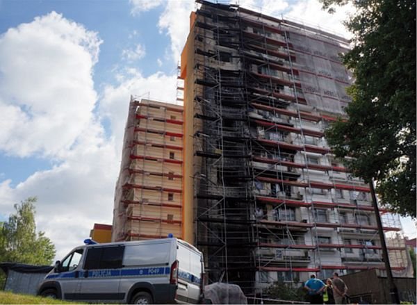 Rozprzestrzenianie się ognia po elewacji ETICS: pożar ściany bloku mieszkalnego w Bytomiu na skutek podpalenia; 2014 r.
