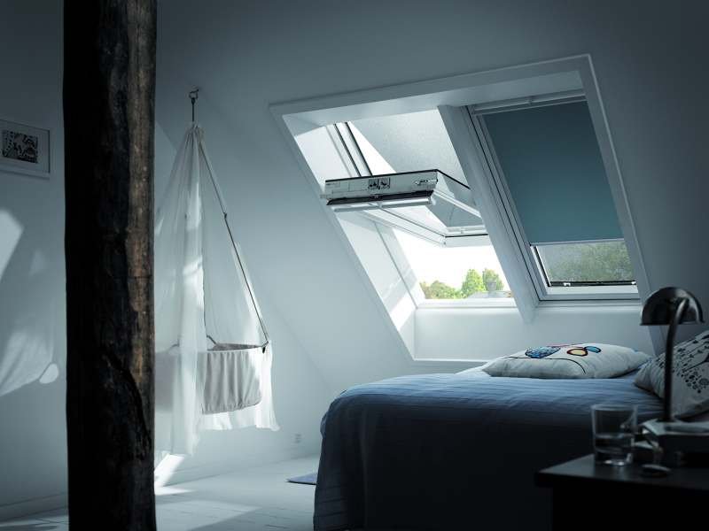 Markizy zewnętrzne do okien połaciowych pozwalają zachować komfortową temperaturę pomieszczenia nawet w słoneczny dzień
