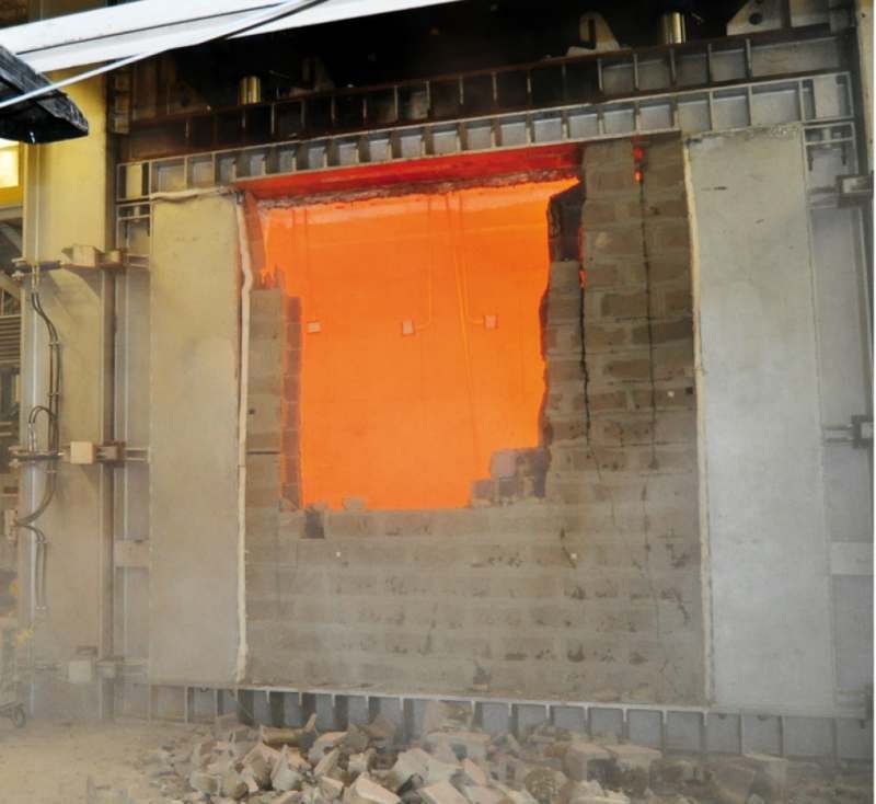 FOT. 6. Zniszczenie ściany z pustaków o dużych drążeniach podczas badania odporności ogniowej (obliczeniowo REI 240, weryfikacja badawcza REI 45): sposób 