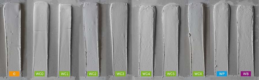 FOT. 10. Widok powierzchni mas szpachlowych z dodatkiem poszczególnych rodzajów włókien, nałożonych z zastosowaniem klina w warstwie do grubości 10 mm; fot.: archiwum autorów