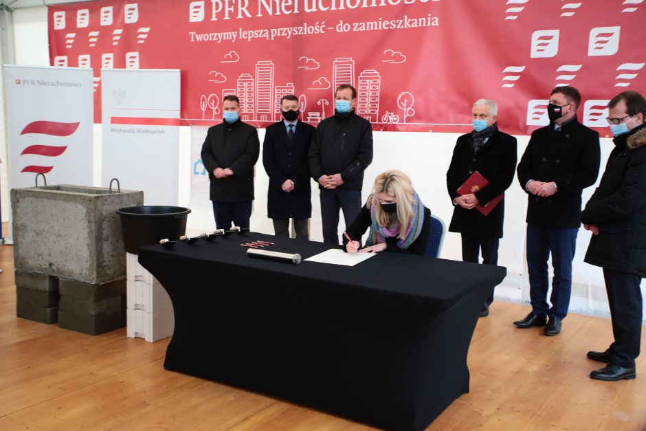 Minister Anna Kornecka podpisuje akt erekcyjny pod budowę mieszkań we Wrześni; fot. MRPiT